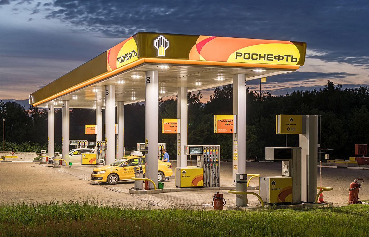 Night view of a canopy Rosneft filling station