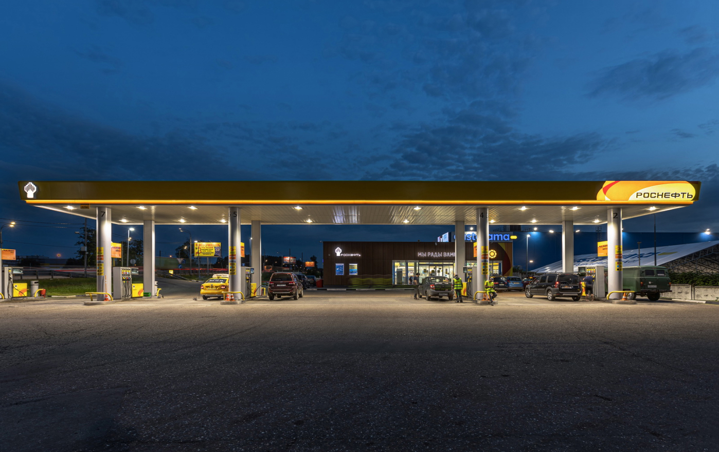 Night view of Rosneft filling station